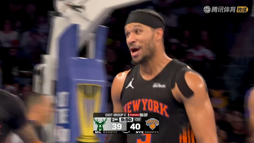 气笑了！哈特遭字母肘击还被裁判吹犯规 一边起身一边指着裁判质疑