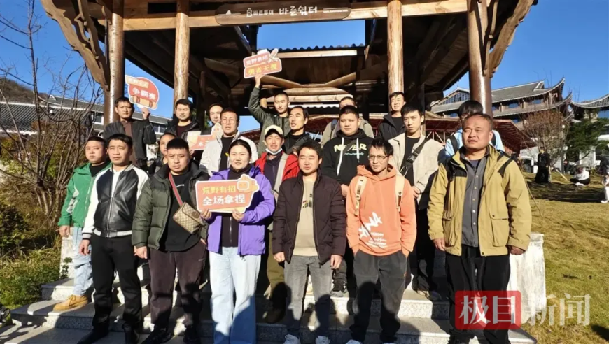 张家界荒野求生赛第三季报名火爆，从800余人中抽出20人参赛，一宝妈中签，有人称这是“逆天改命”的机会