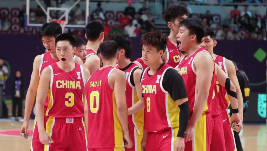 男篮正式公布14人名单，后卫线看人员配置即是软肋，球迷：失望透顶