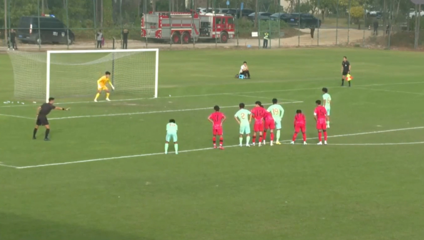 抢逼围！国足U15前场疯抢断球突入禁区造点，队长潘朝伟一蹴而就破韩国球迷欢呼雀跃