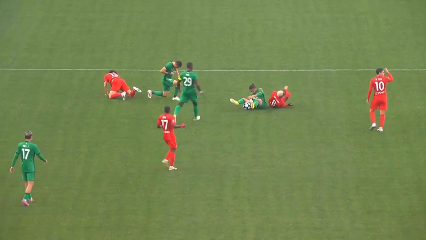 乱炖！超级杯京沪大战对抗激烈考验裁判控场，双方冲撞加放铲场面混乱主裁也懵了