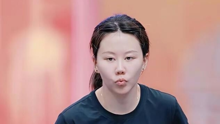 陈幸同参加博士开题报告会 穿正装气场超强 刘海撩上去气质像刘嘉玲