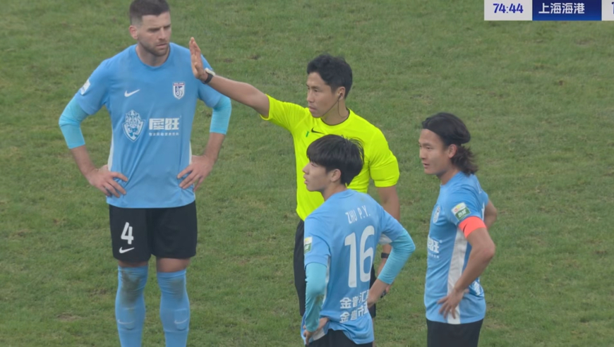 中超争冠战争议吹罚，海港禁区疑手球，大连球员疯狂抗议VAR介入未判