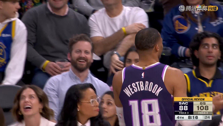 库里一旁比划给技犯！威少抓住波杰胳膊甩人太危险 裁判看录像给恶意