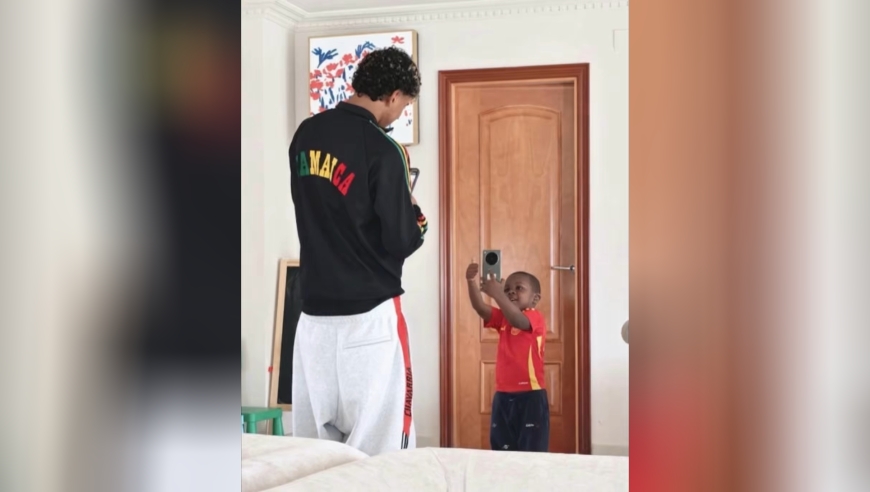 真是哥俩好！亚马尔和小老弟一起嗨歌跳舞