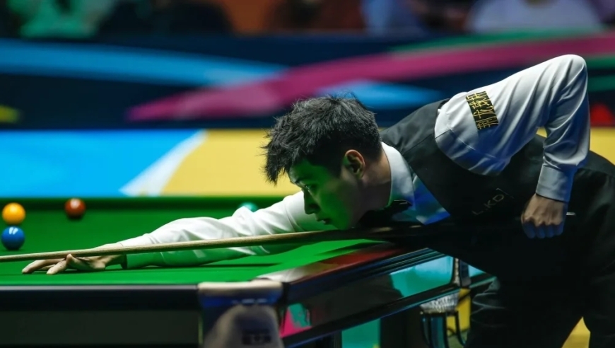 赵心童克服时差疲惫闯入2025斯诺克冠中冠赛四强，墨菲炮轰赛程不公