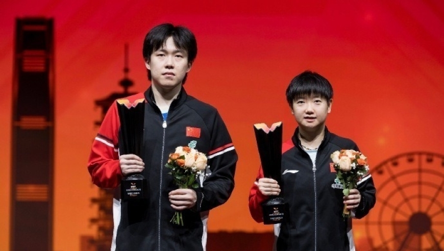 暖男！孙颖莎带伤输掉决赛一脸失落，王楚钦快步上前拍拍莎莎肩膀安慰