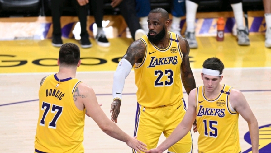 稳了！东契奇助攻+詹姆斯后仰+里夫斯三分 湖人三巨发力收割比赛