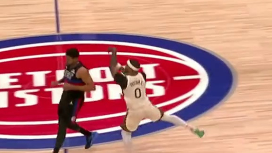 最前排的观众非常享受 德雷蒙德-格林救球坐到了场边女球迷