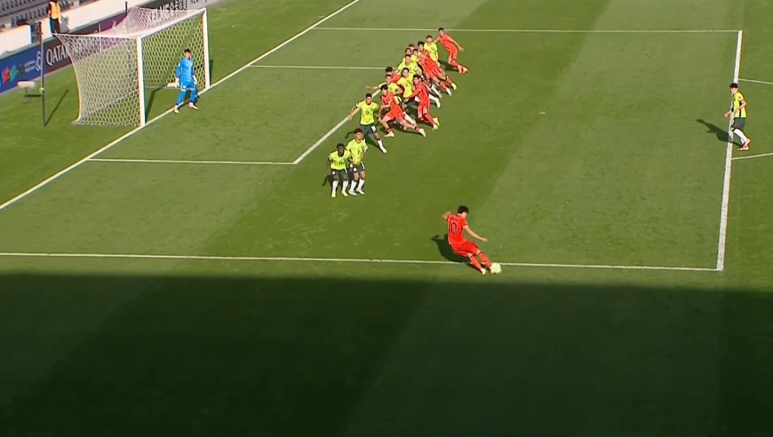 毫厘之间！王钰栋自造自罚任意球险些造乌龙 皮球稍稍偏出