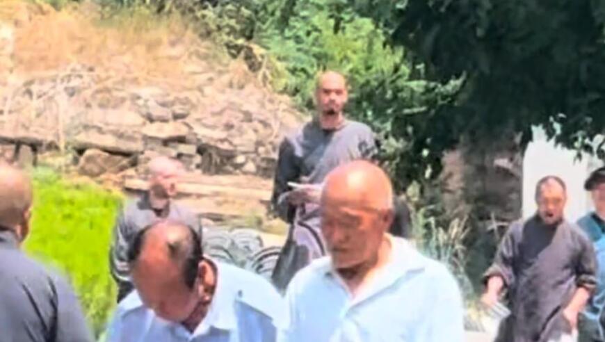 网友拍到光头文班亚马在少林寺晨跑，称是离NBA巨星最近的一次，景区回应