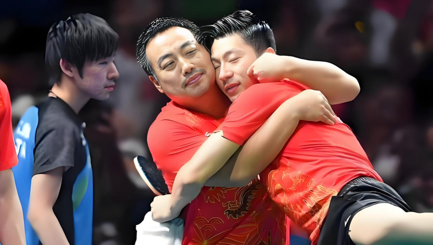 体坛记忆｜里约封神，日本选手冲刘国梁庆祝，马龙霸气按地摩擦赢尊严