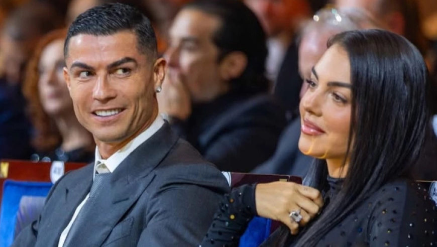 C罗领奖暗示&ldquo;重返欧洲&rdquo;，乔治娜惊艳相伴，戴了两枚30克拉大钻戒