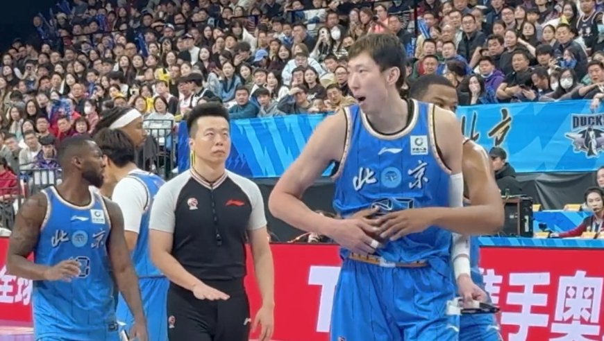 现场视角看周琦喷裁判吃技犯 队友连拉带劝都没拦住