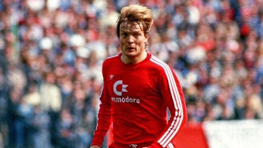 他曾在同一天，在两个国家，踢了两场比赛