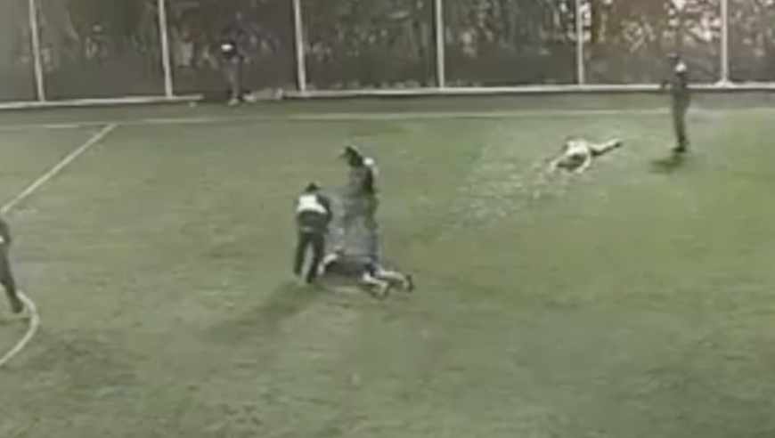 摁着头开枪！球场杀人案：5歹徒假扮警察 8人趴地+1人求饶仍被杀