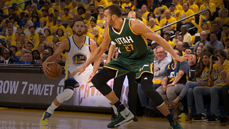 哎不是你去哪儿？NBA十大后卫戏耍中锋时刻