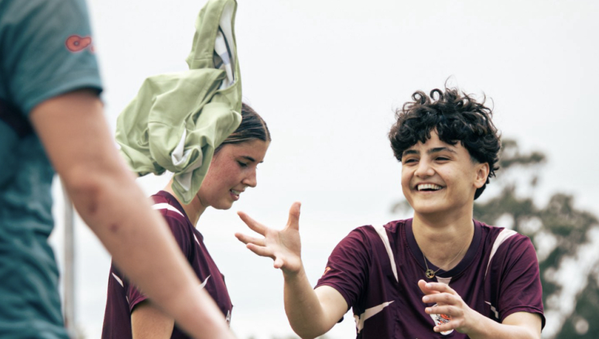 拒绝回国！伊朗女足2名逃离队员露面：露大腿+脱头巾训练 笑容满面