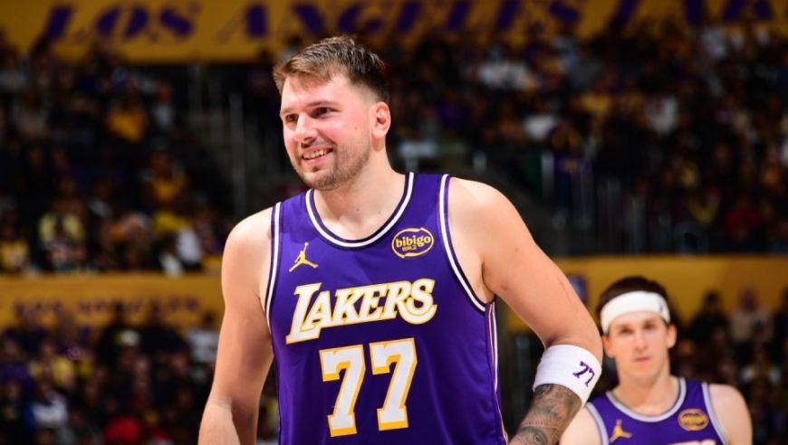 豪横！东契奇驾驶580万刀布加迪敞篷跑车离开球场，全球限量99辆已售罄