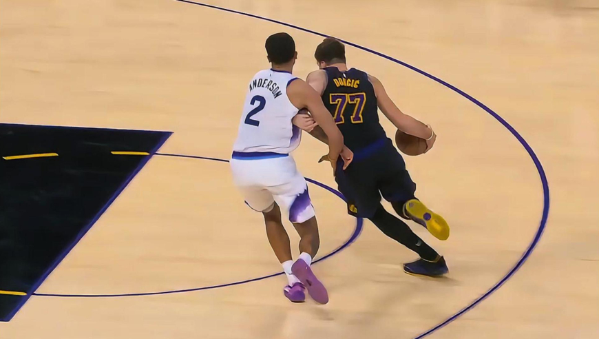 纯个人能力！湖人濒临崩盘东契奇接管比赛连罚带投连拿9分追回分差