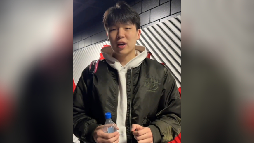 进步明显！杨瀚森用英语感谢粉丝节日礼物：我会把它珍藏起来