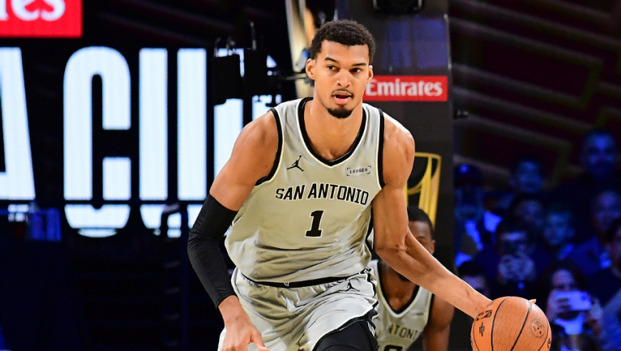 强到离谱！文班亚马单节5分5篮板+抢断盖帽全过程：出场就打崩雷霆