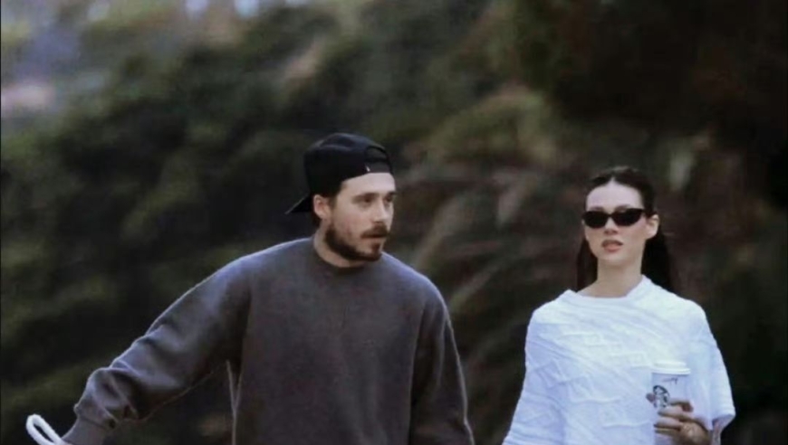 发文控诉父母后，布鲁克林和妮可拉首露面，海滩散步遛狗心情大好