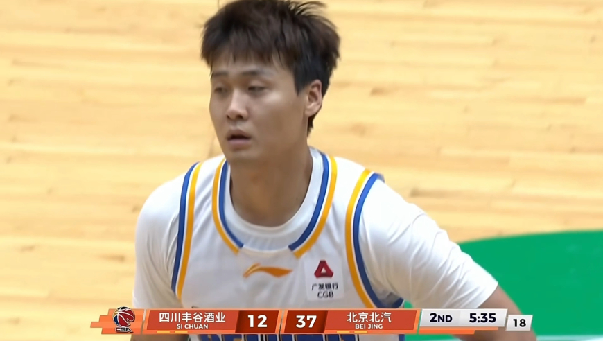 这动作有点逗！赵睿接边线球提前撅屁股假摔造成张高铭追尾犯规