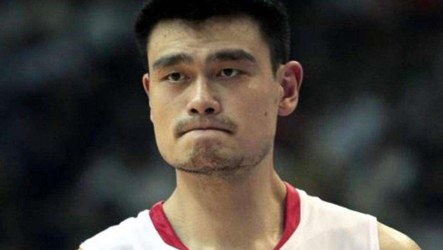 巅峰一战！06年姚明对阵湖人狂砍35分 单场狂胜湖人8帽