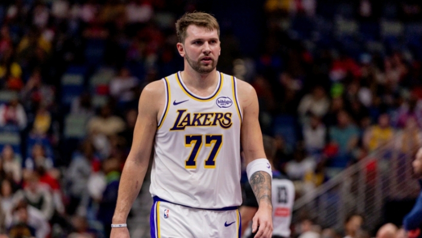 秀翻天了！慢镜还原东契奇战爵士大秀运球+花式传球 太赏心悦目了