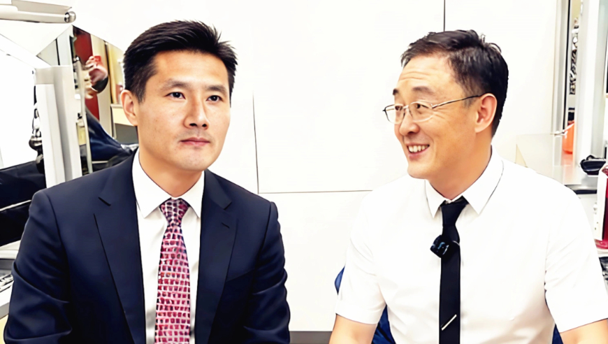 国足主帅也得&ldquo;挨揍&rdquo;！邵佳一被孙继海问&ldquo;02世界杯你去了吗&rdquo;，幽默回怼完秒挨一拳