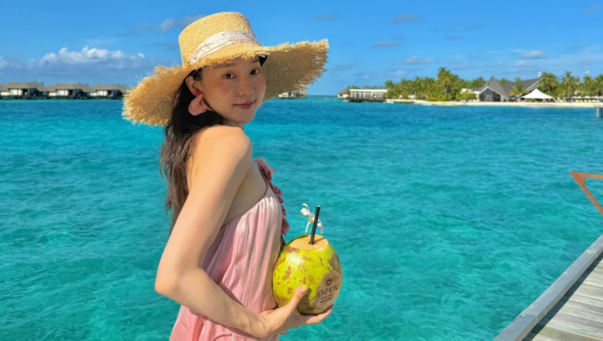 马龙老婆晒一家度假照，夏露身材匀称长腿抢眼，俩儿子手长脚长