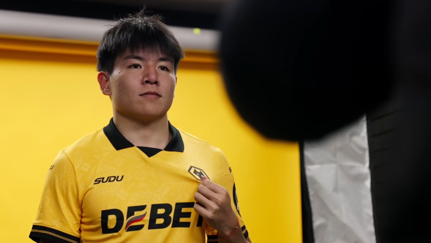 徐斌到达狼队首日就与理疗师西语交流 携女友同行两人甜蜜互动