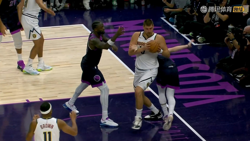 老油条！约基奇夹住迪文琴佐胳膊造犯规造型太喜感 森林狼挑战失败