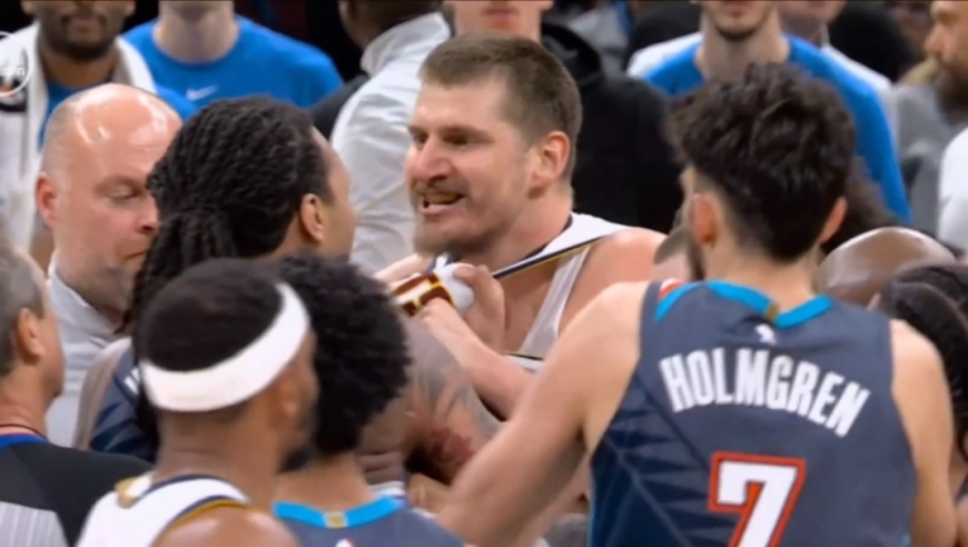 真脏！多尔特故意绊倒约基奇引发冲突全过程，约基奇罕见暴怒