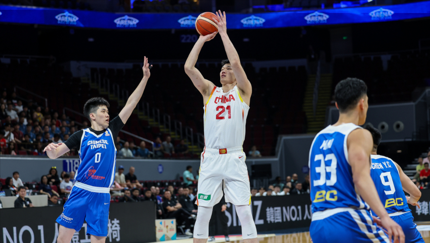 中国男篮最后时刻神奇逆转：赵睿关键造三分犯规 胡金秋定海神针