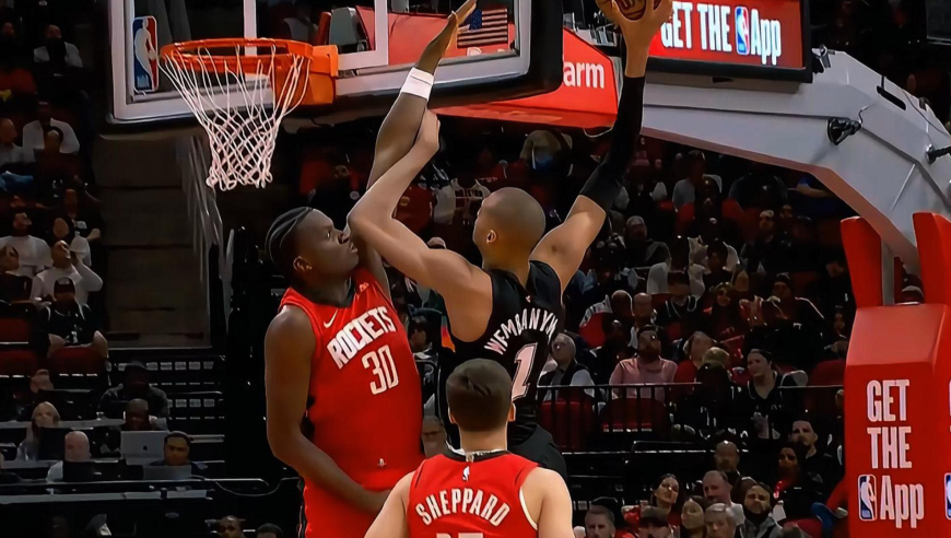 天赋爆棚！文班亚马外线突破隔扣火箭卡佩拉 场边观众都看傻了