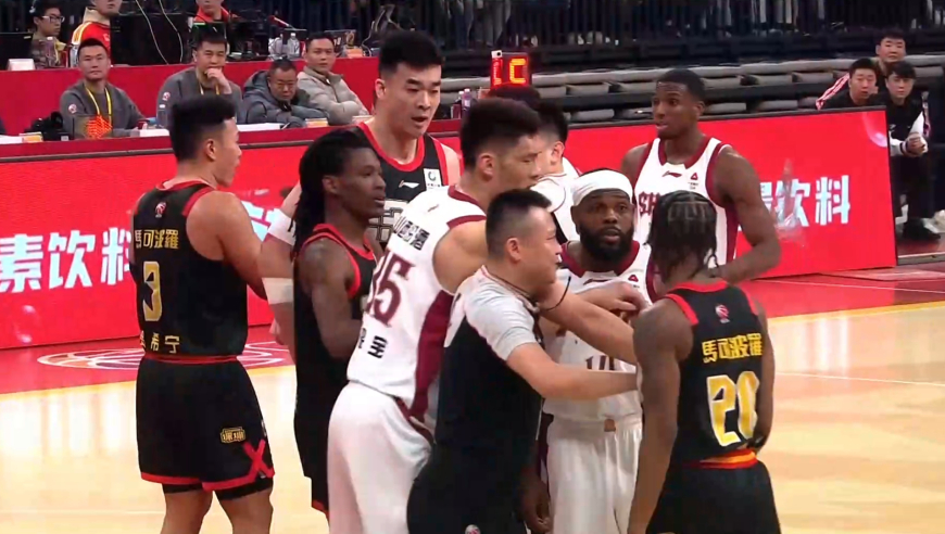 CBA再现奇景！裁判8分钟吹8次技犯，2米19中锋下黑脚升级矛盾