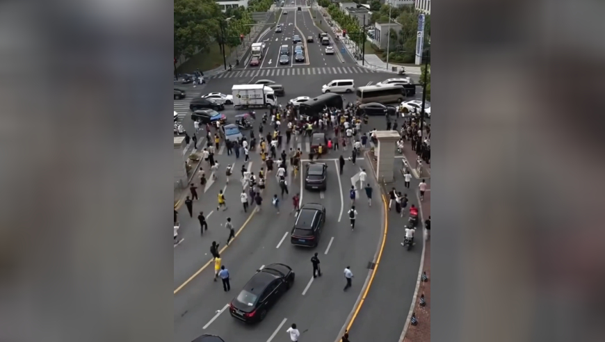 詹皇中国行球迷有多疯狂：保镖喷垃圾话阻止扒车 球迷开车追大巴