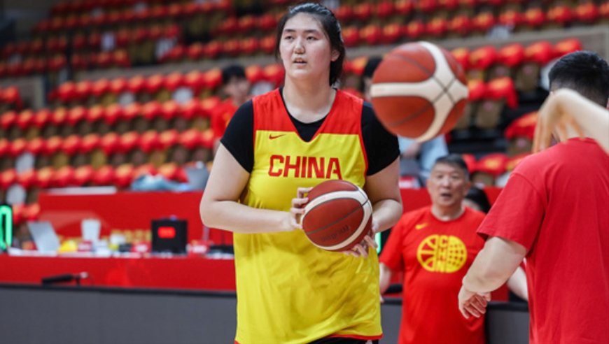 中国队传球给张子宇最终失误 随后女姚明篮下展示柔和手感