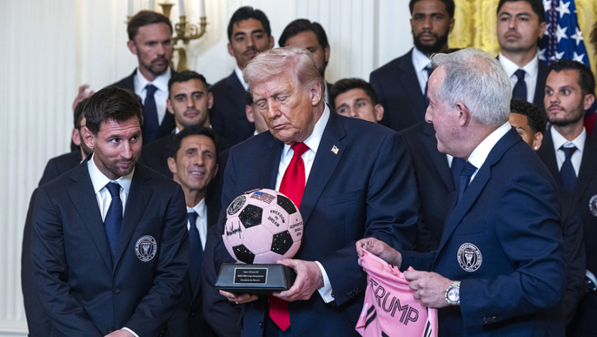 伊朗儿童怒烧梅西球衣！举标语抗议，迈阿密主帅：我们被特朗普利用