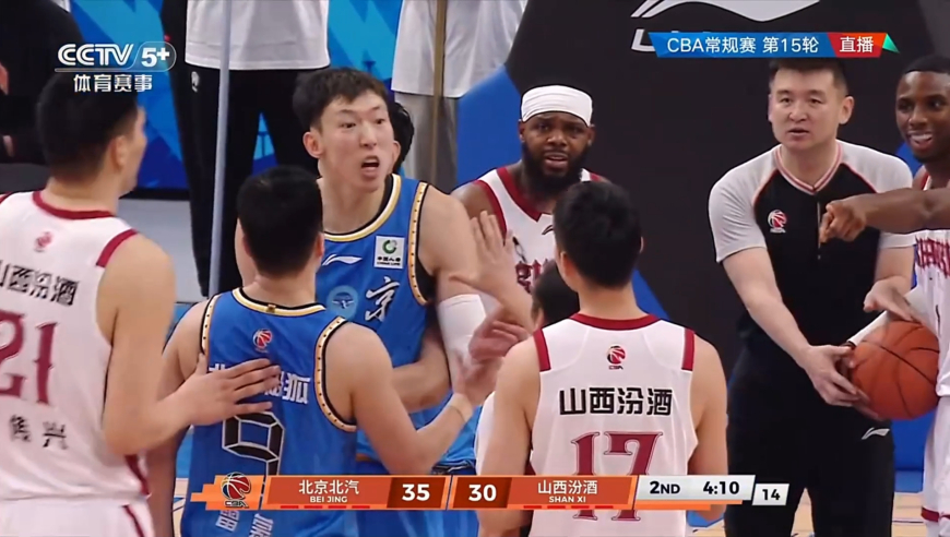 火药味！周琦被焦海龙犯规 情绪激动怒视狂喷对手裁判差点拉不住