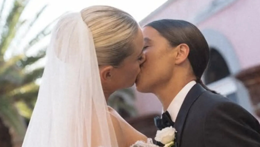 切尔西女足队长科尔与女友梅维斯完婚，两人的孩子5月出生