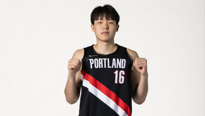 杨瀚森连续单吃克林根！训练赛所在黑队1分险胜 霍勒迪准绝杀
