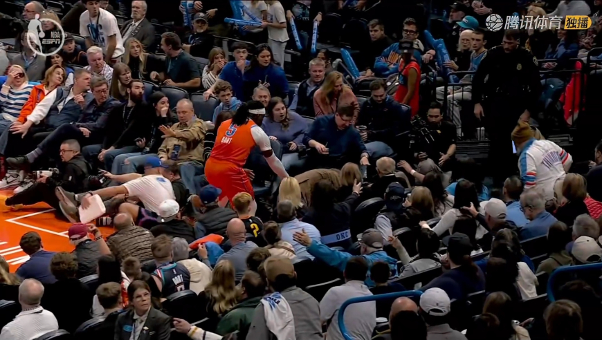 暴击老大爷！里德抢球推飞杰林威 后者直接冲进观众席撞上白发老人