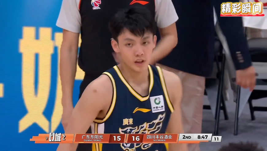 有点辣眼睛！胡明轩下快攻被单防 徐杰接球出手离谱歪到篮板外沿