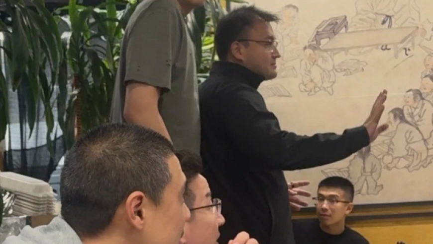 享受人生！杨瀚森带漂亮女友洛杉矶韩料店吃夜宵，打湖人3中0仅得1分