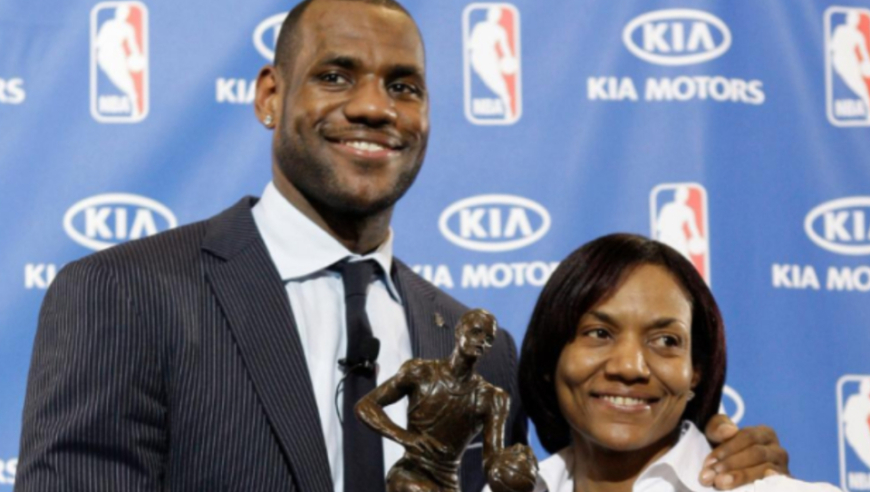 詹姆斯：妈妈生我时只有16岁 我的动力是给她买一个带储藏室的房子