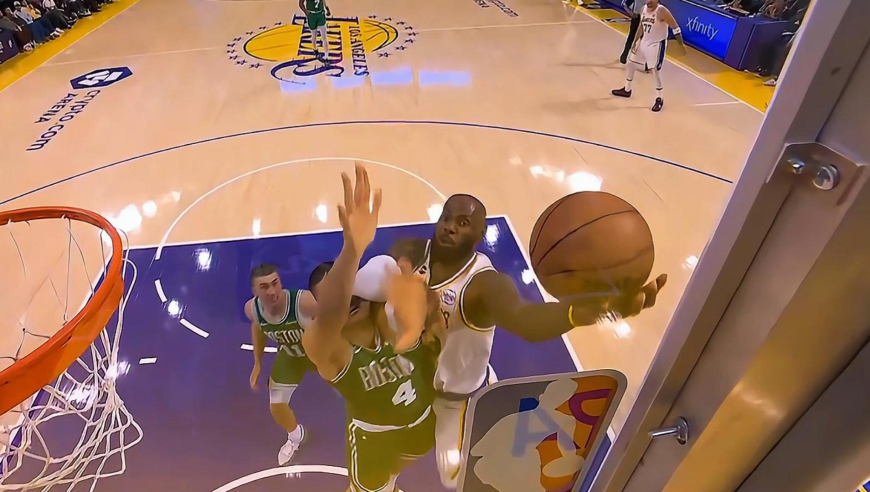 全靠东皇组合！东契奇+詹姆斯包揽湖人第三节五分钟全部15分对抗绿军