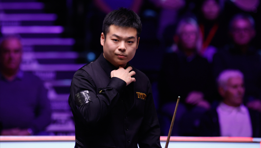 被超11分，如何一杆逆转？庞俊旭顶级斯诺克收获罚分+自由球，硬核翻盘罗伯逊！